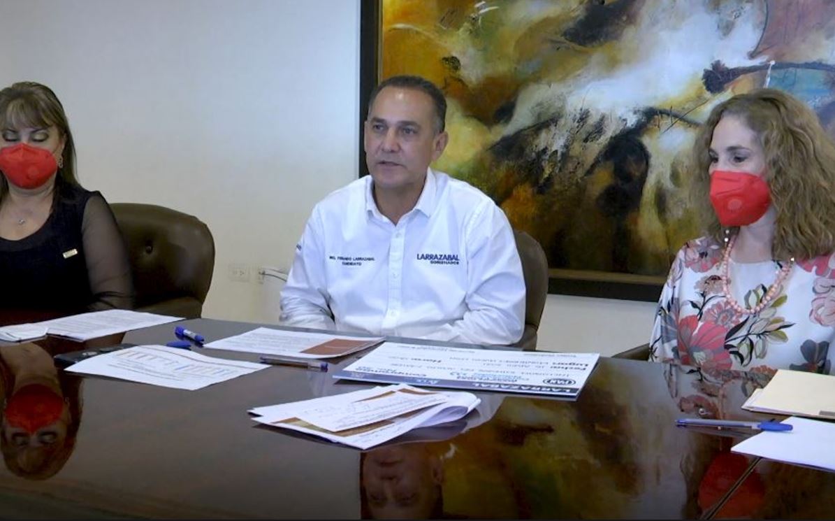 Firma Fernando Larrazabal compromiso 50 en apoyo a adultos mayores