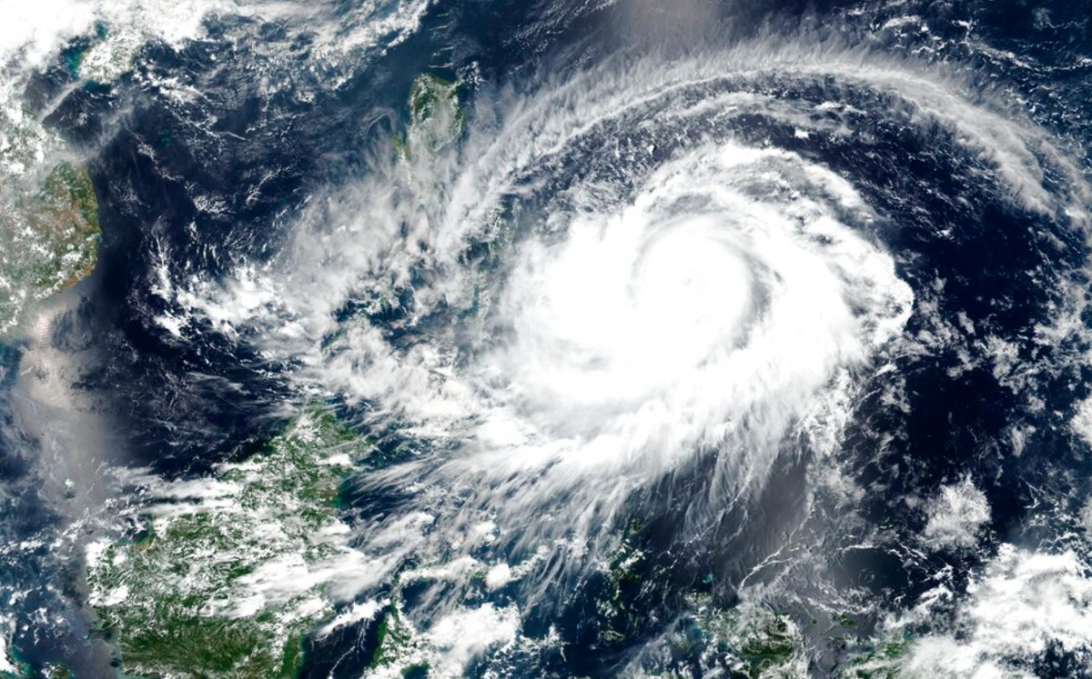 Tifón 'del año' desplaza a más de 100 mil personas en Filipinas