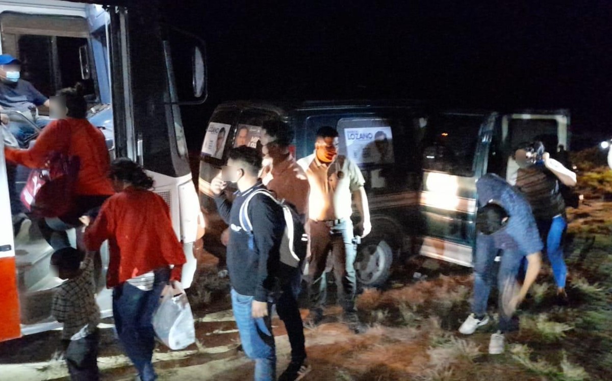 Rescatan a 35 migrantes sobre la avenida Margarita Maza de Juárez