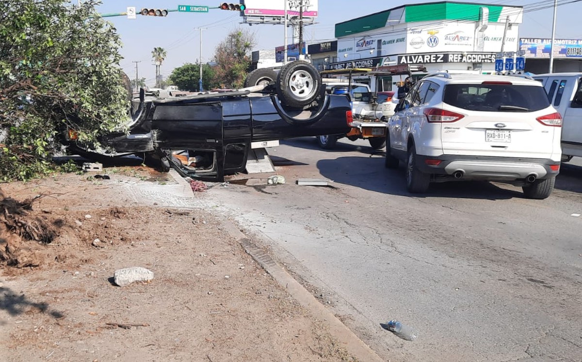 Conductor vuelca su camioneta sobre la avenida Pablo Livas