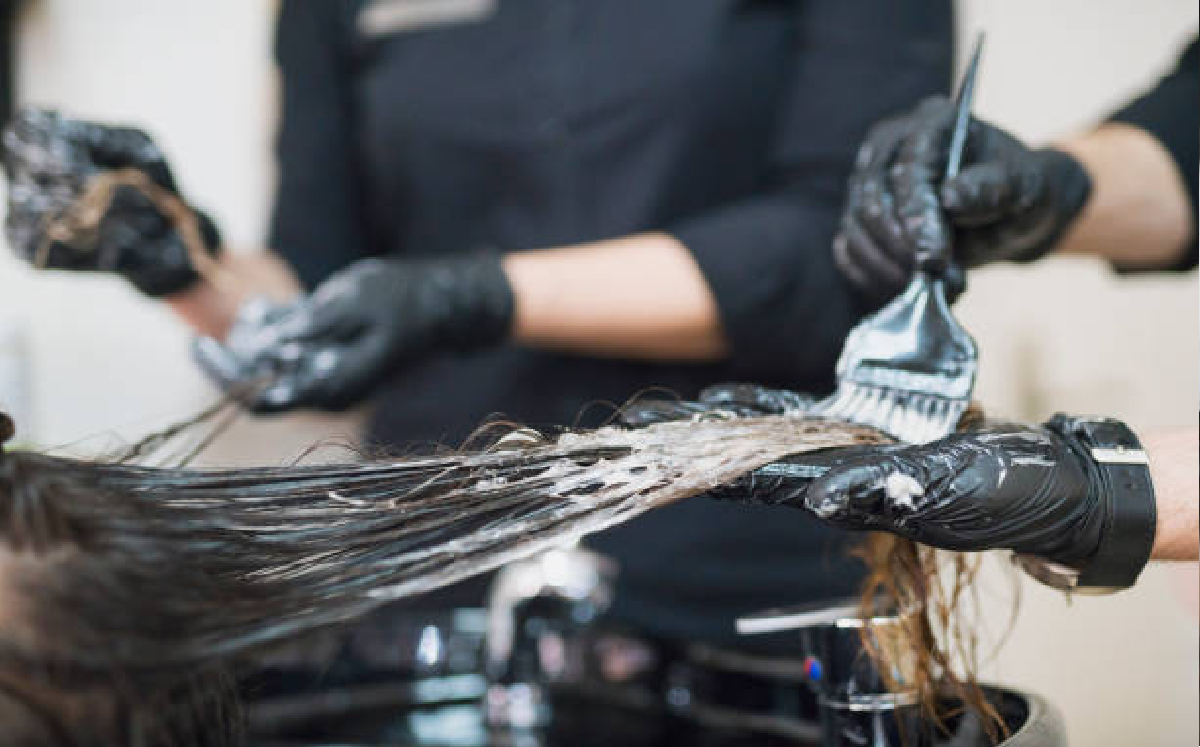 Mujer muere tras teñirse el cabello