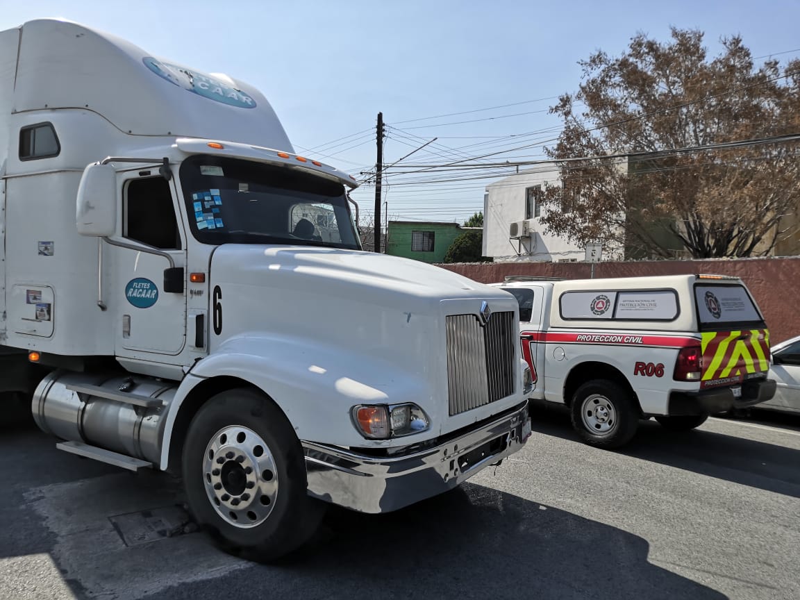 Trailero impacta a camioneta al circular en contra en la colonia Habitacional San Pedro