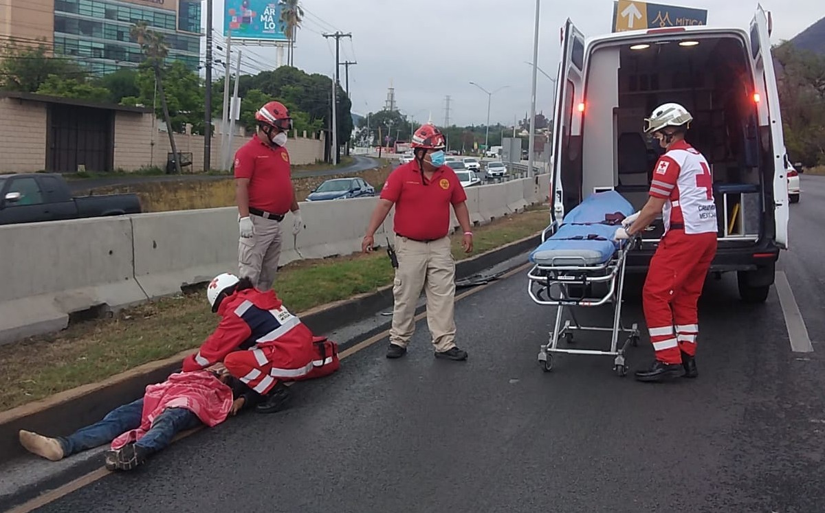 Camioneta de paquetería atropella a un hombre en Carretera Nacional