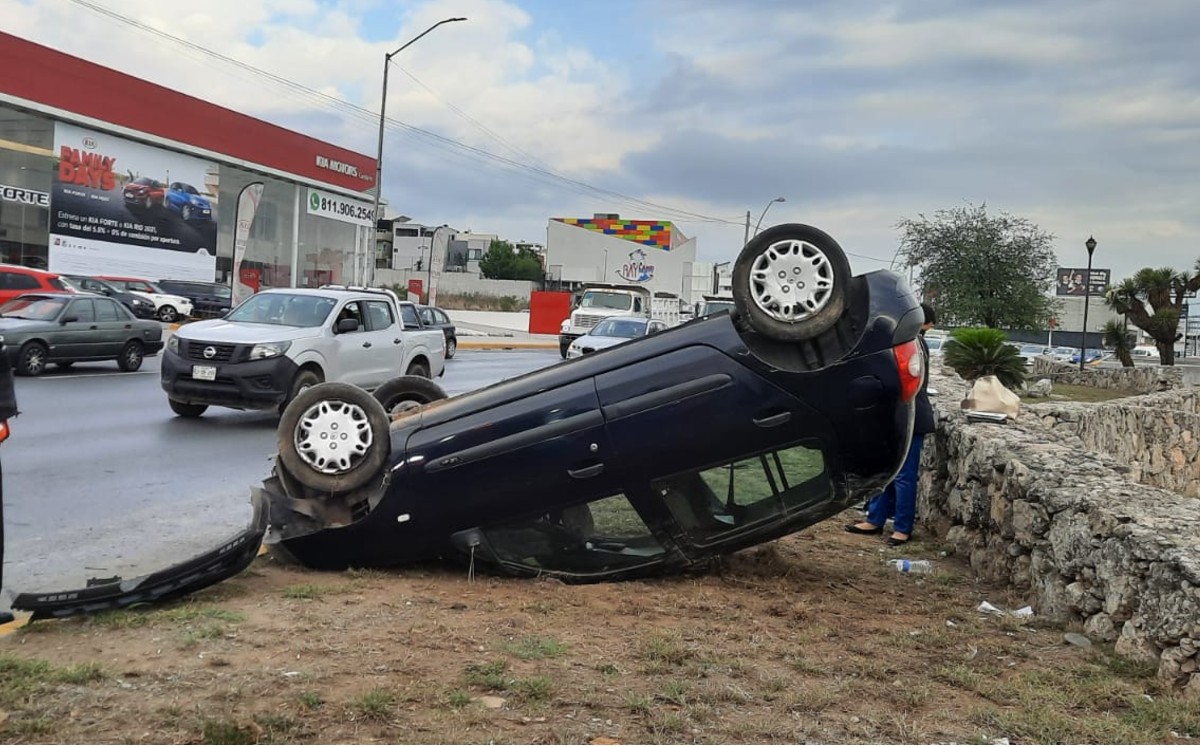 Volcadura deja un lesionado en avenida Paseo de los Leones