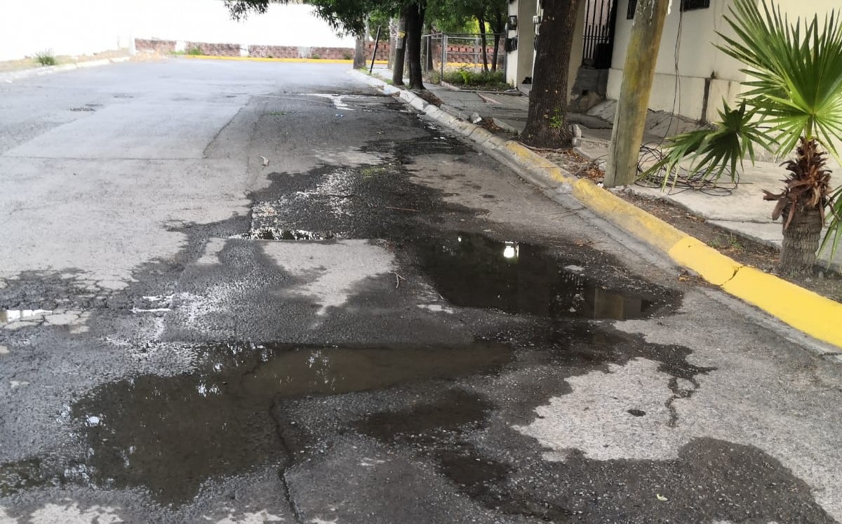 Denuncian fuga de aguas negras cerca de Torre Administrativa en Monterrey