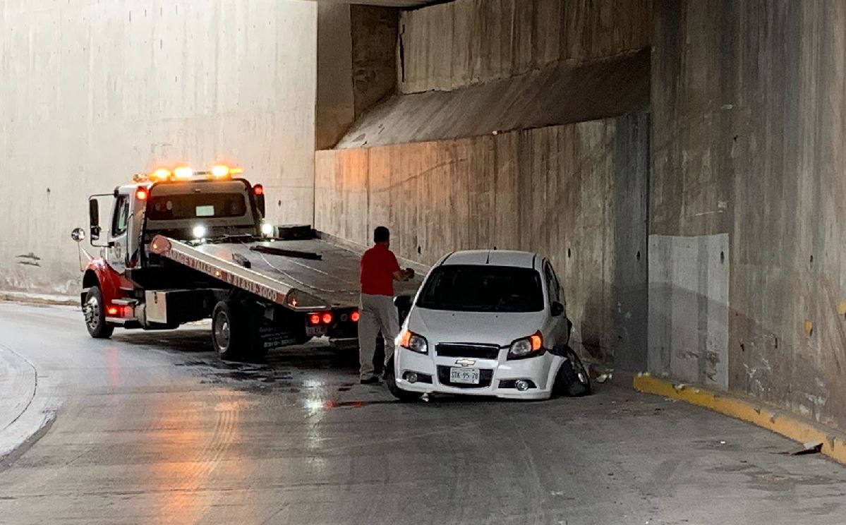 Pavimento resbaladizo provoca dos accidentes en avenida Manuel L. Barragán