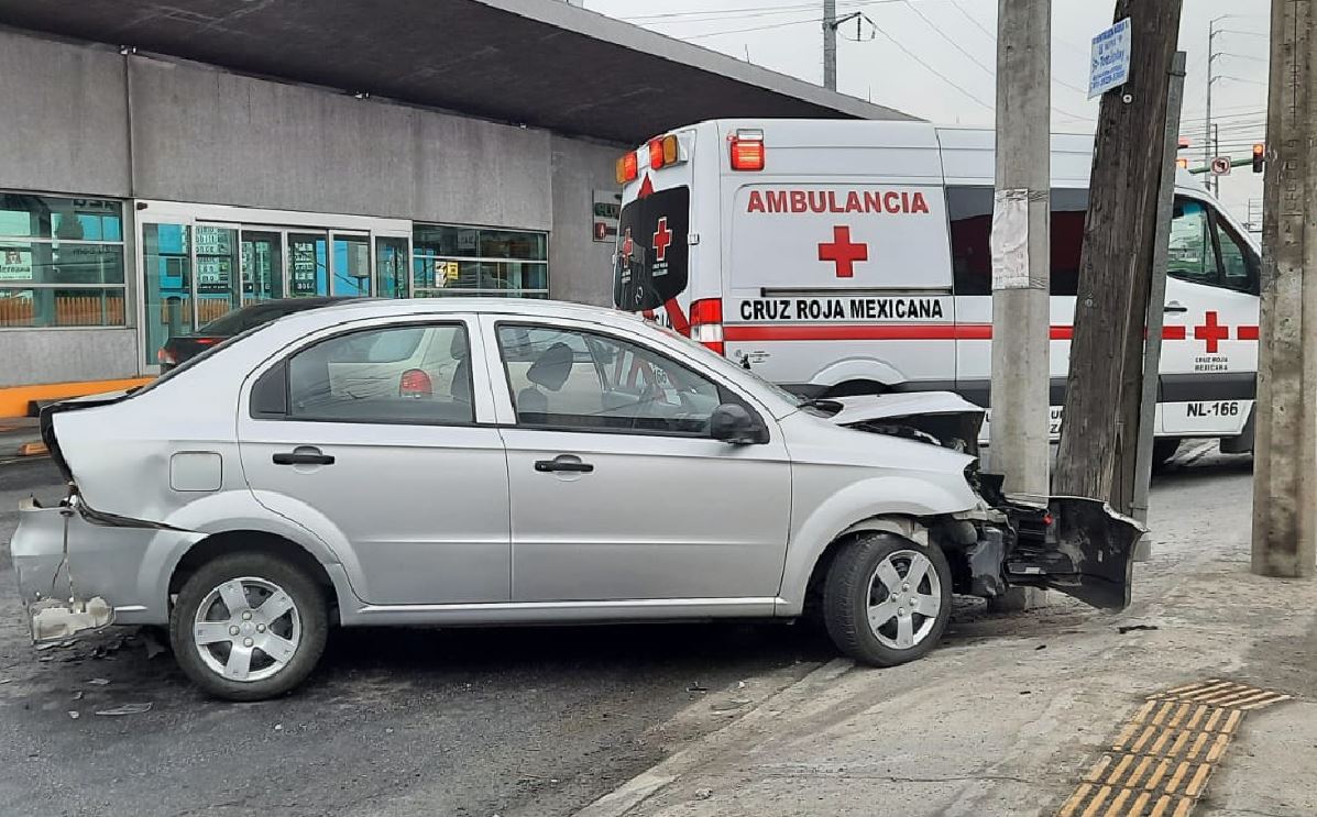 Conductora se impacta contra poste en la avenida Ruiz Cortines