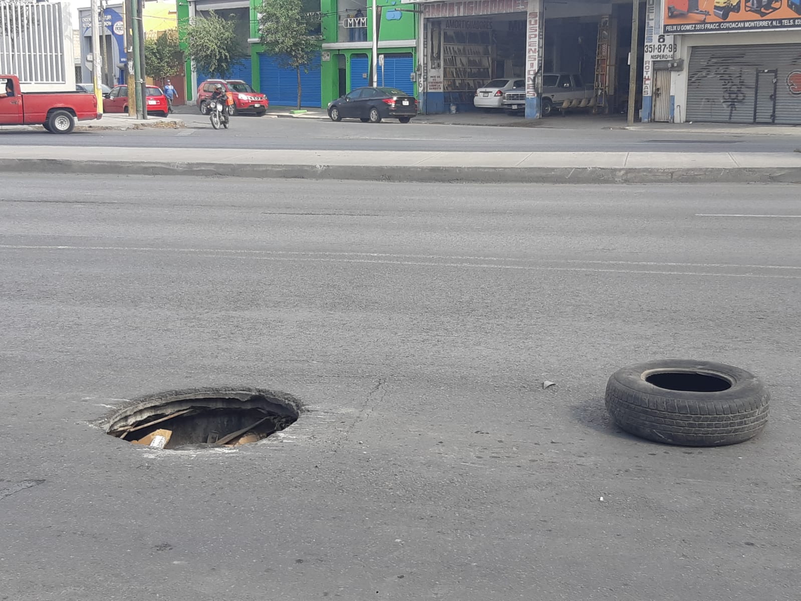 Caen vehículos en registro abierto sobre avenida Félix U. Gómez