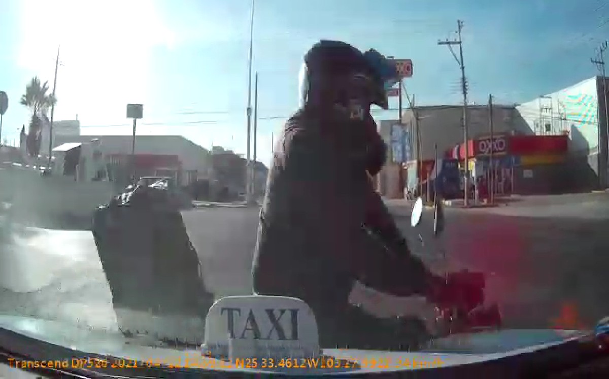 Motociclista no respeta el alto y se impacta contra taxi en Gómez Palacio