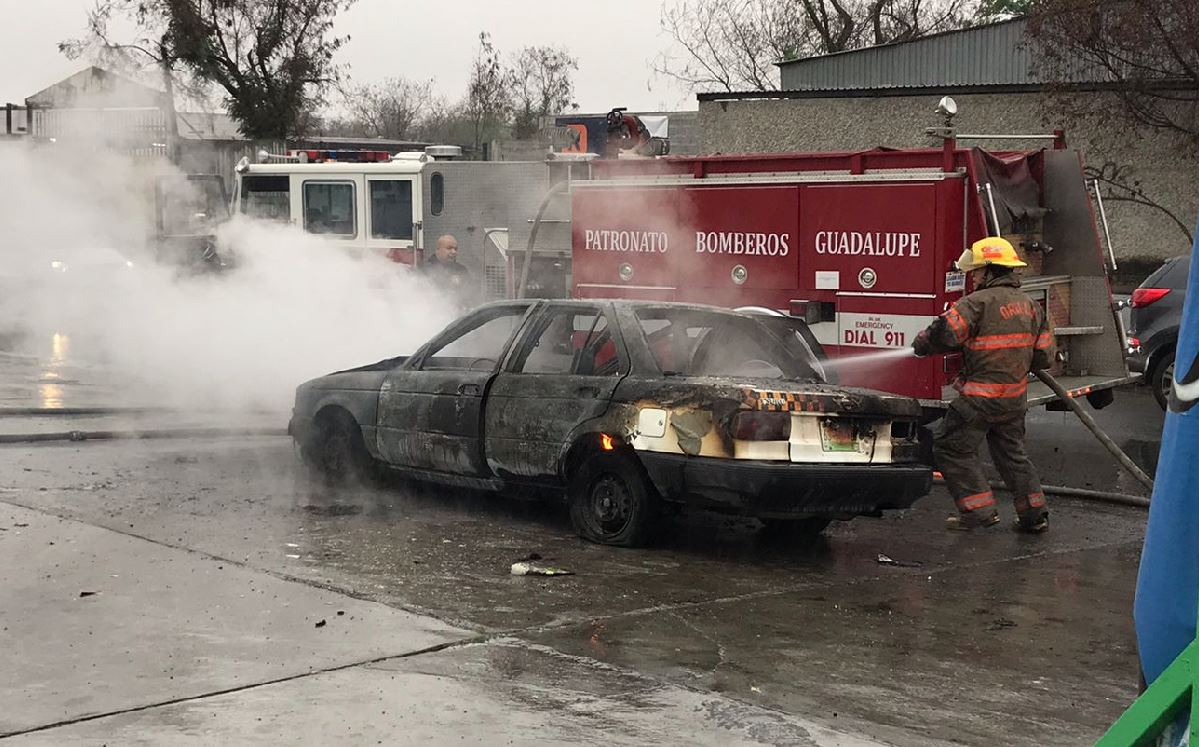 Se incendia vehículo en la avenida Ruiz Cortines