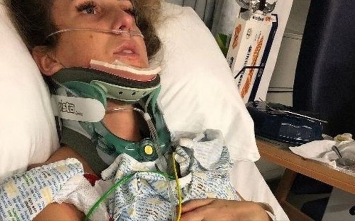 Sofá aplasta a una mujer y vive para contarlo