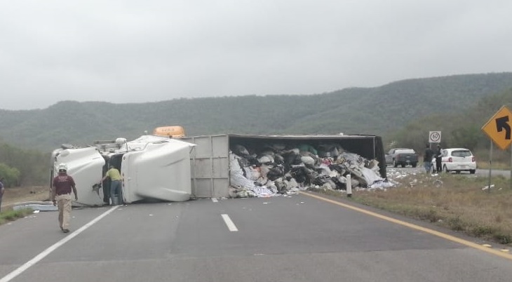 Vuelca tráiler con toneladas de papel en la Carretera Nacional