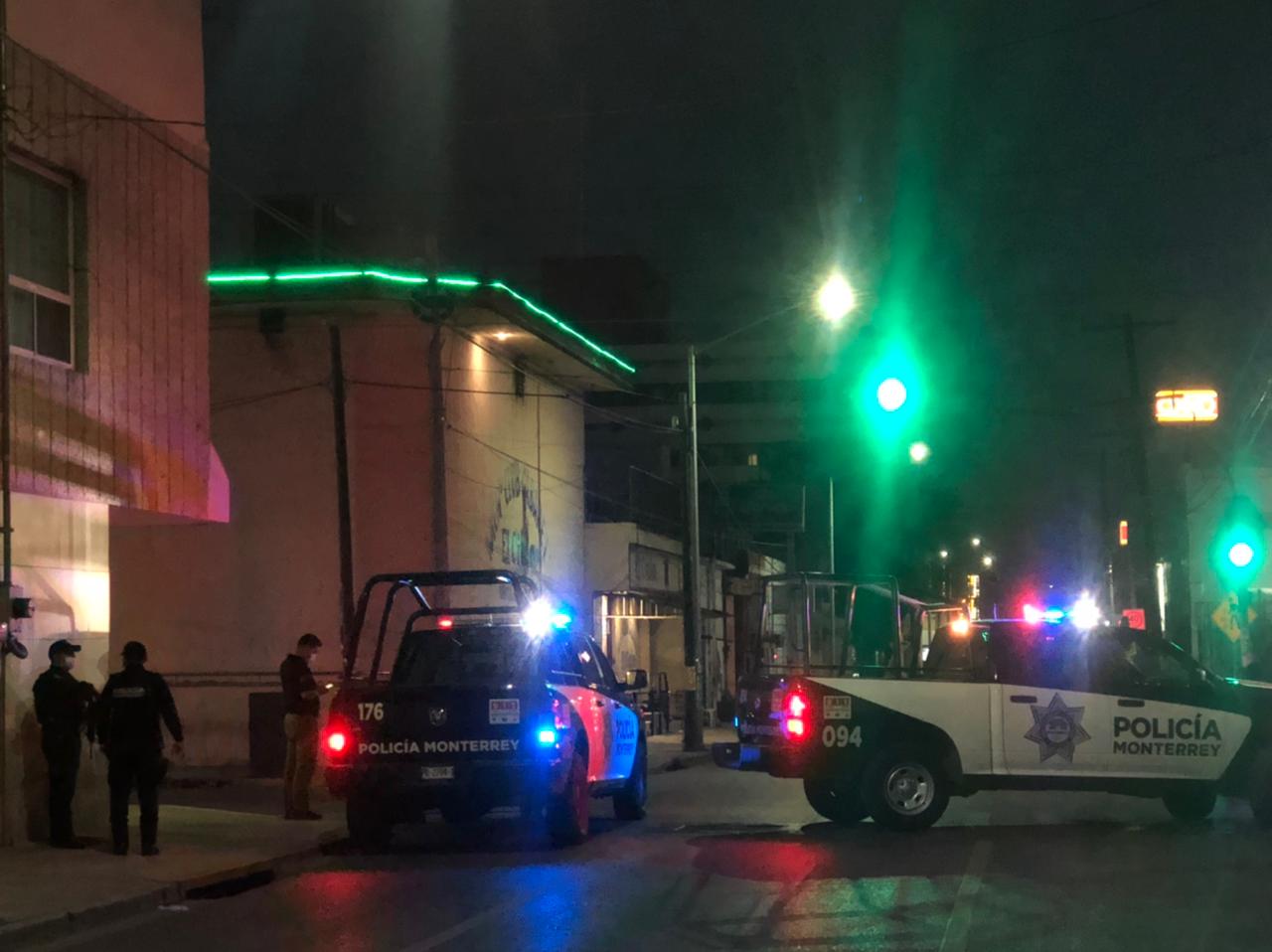Asesinan a balazos a hombre afuera de bar en el Centro de Monterrey