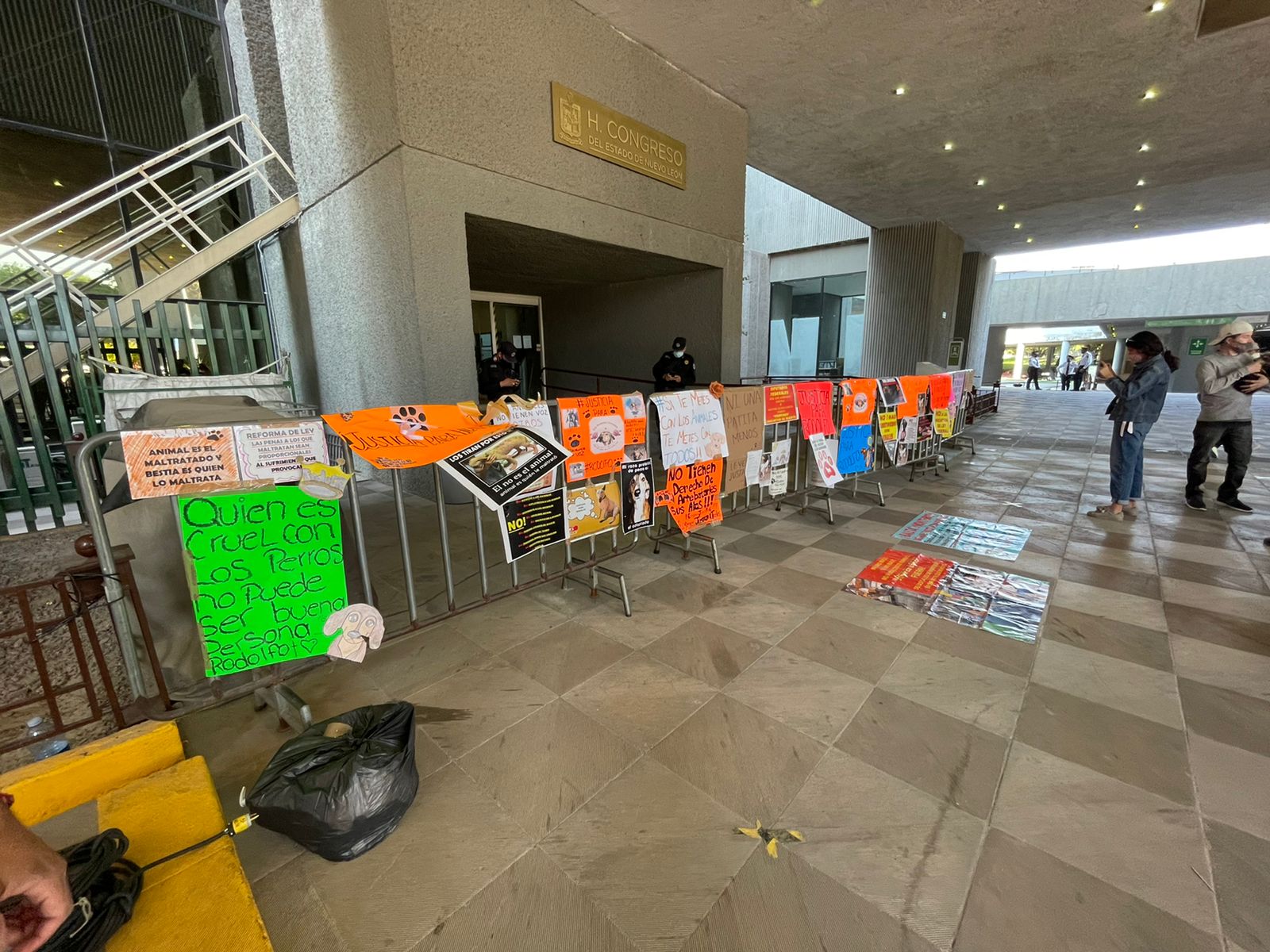 Colectivos protestan en Centro de Monterrey para exigir aumento a penas por maltrato animal