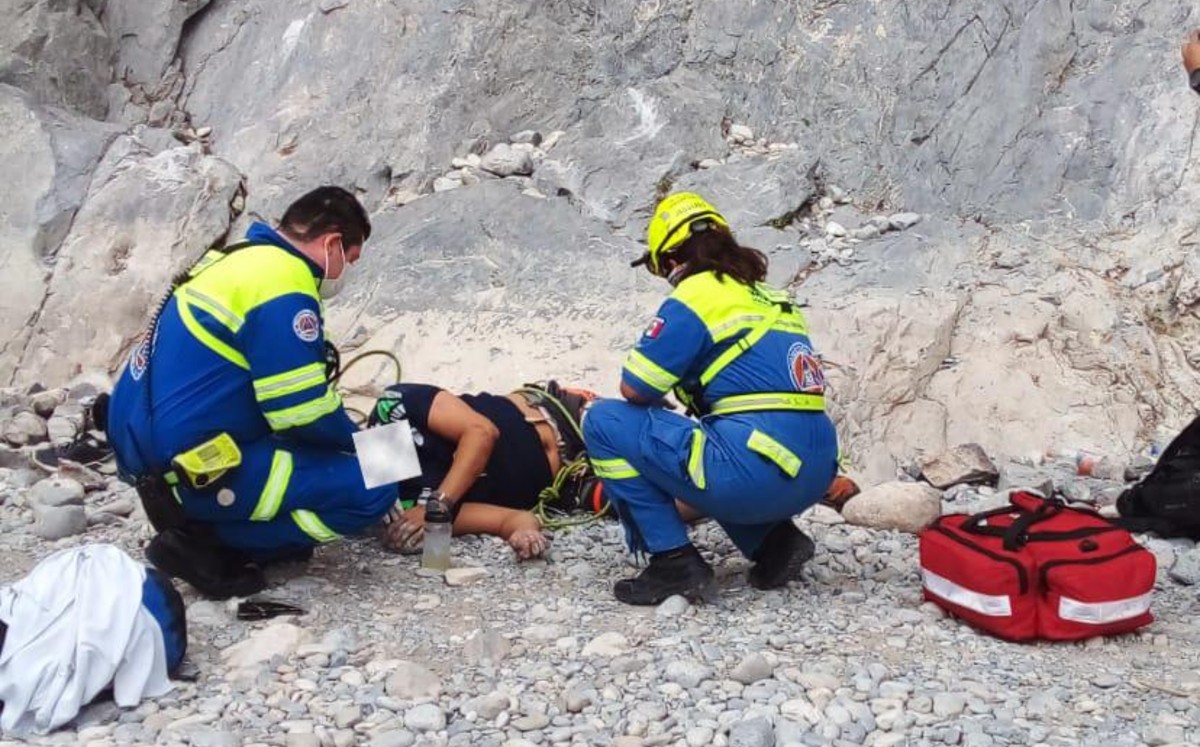 Hombre cae de una altura de 10 metros en La Huasteca