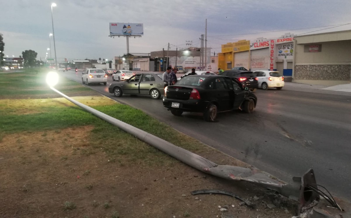 En GP, conductor derriba luminaria y tres unidades más chocan en el