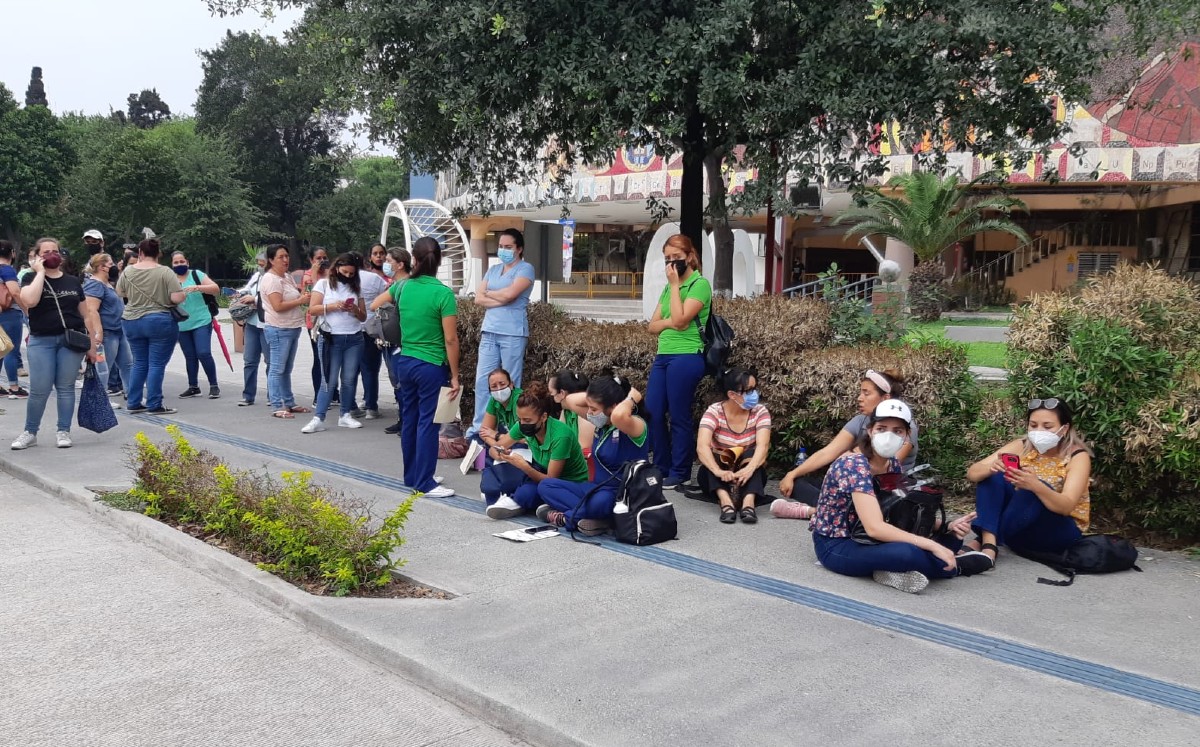 Maestros denuncian que se quedaron sin vacuna anticovid en módulo de la UANL