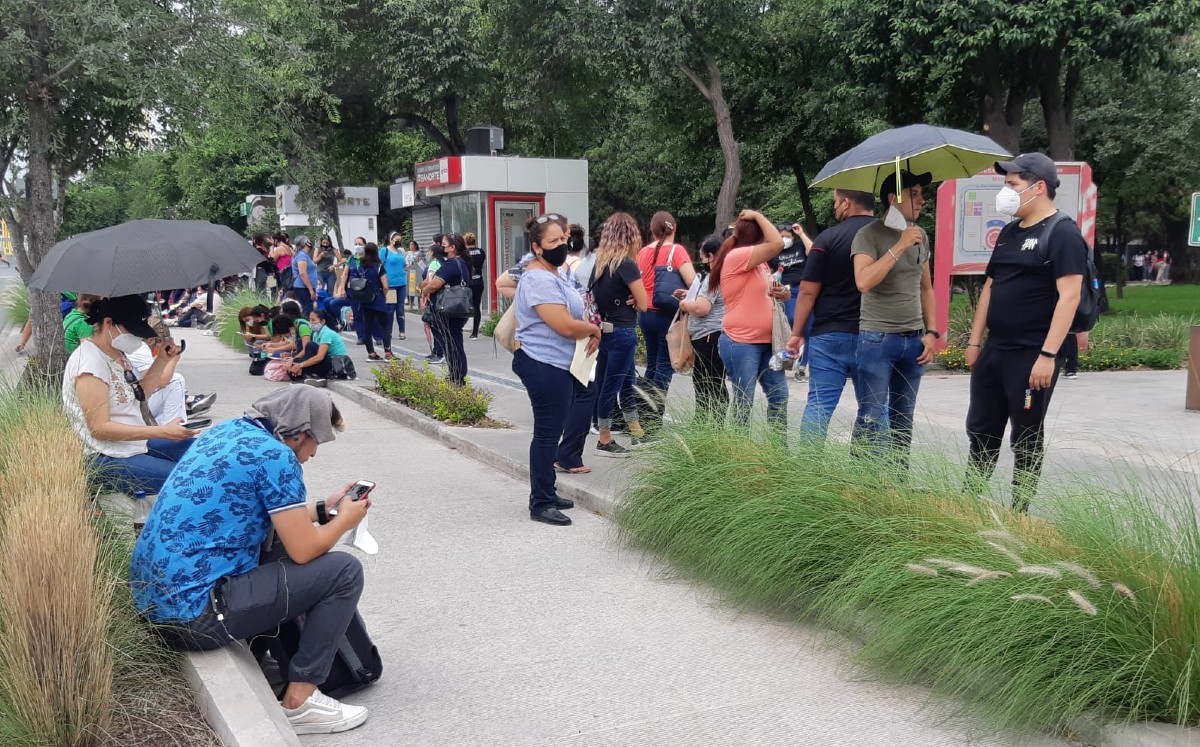Maestros denuncian que se quedaron sin vacuna anticovid en módulo de la UANL