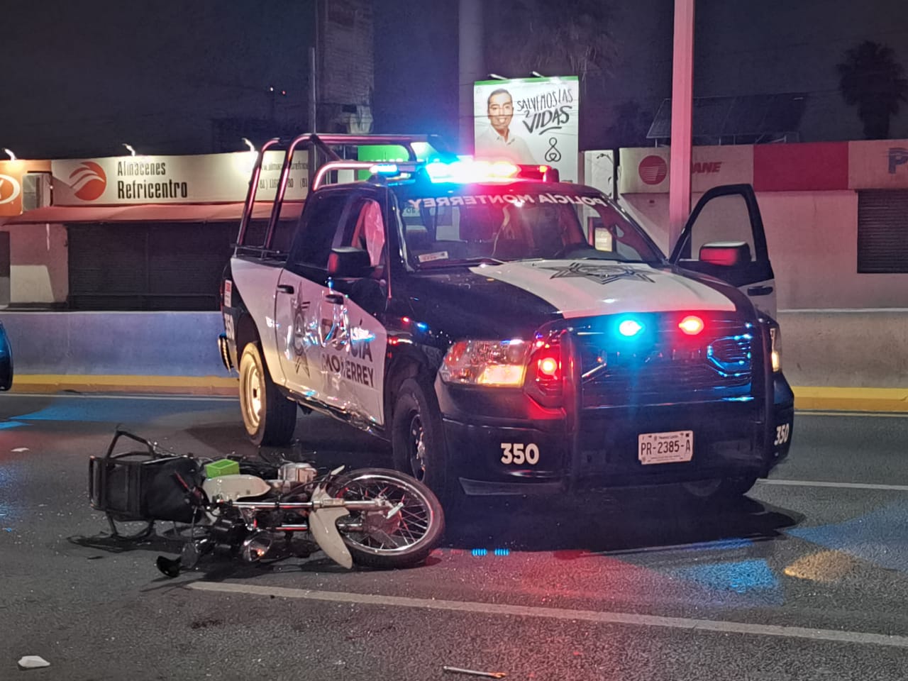 Repartidor queda lesionado tras impactarse contra una unidad de la Policía de Monterrey en la colonia Mitras Norte