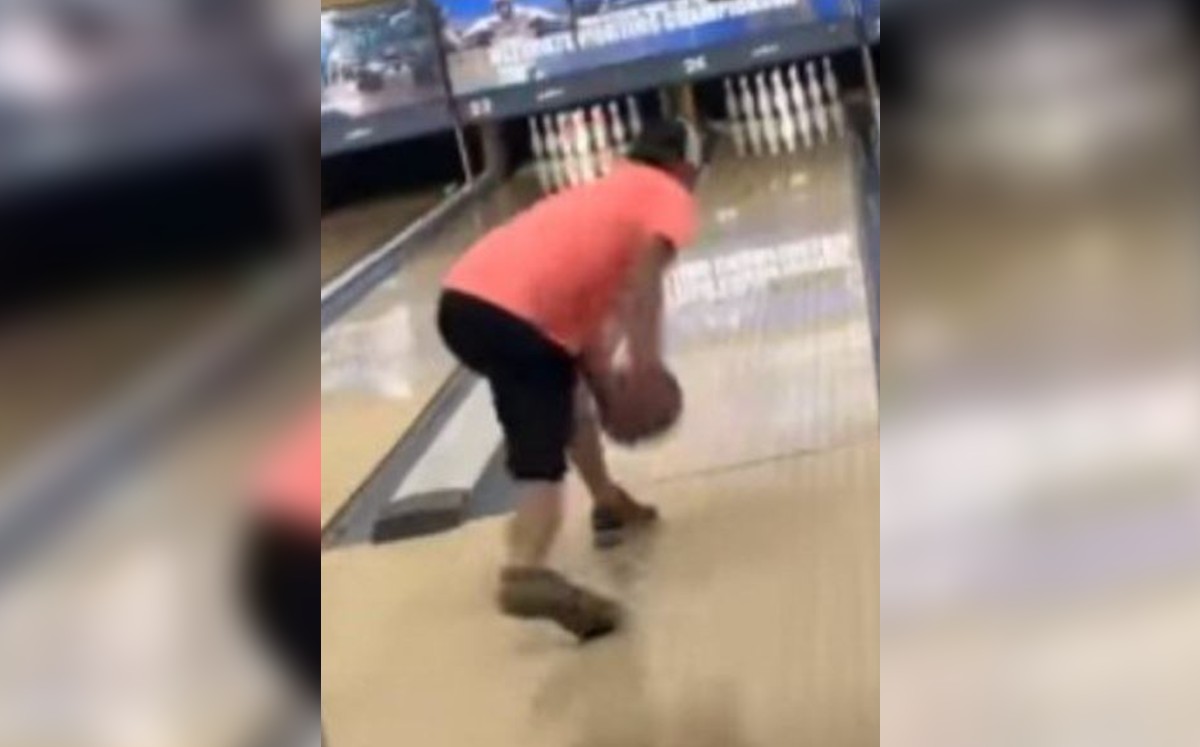 Hombre coloca cenizas de su padre dentro de una bola de boliche