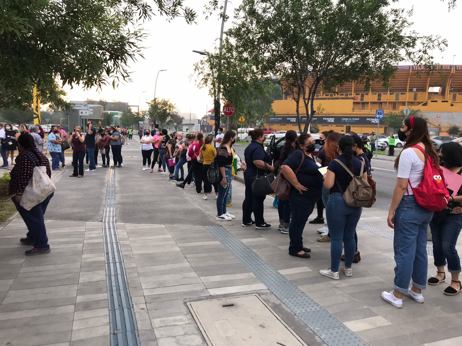 Maestros hacen largas filas para recibir la vacuna contra el Covid-19 en Nuevo León