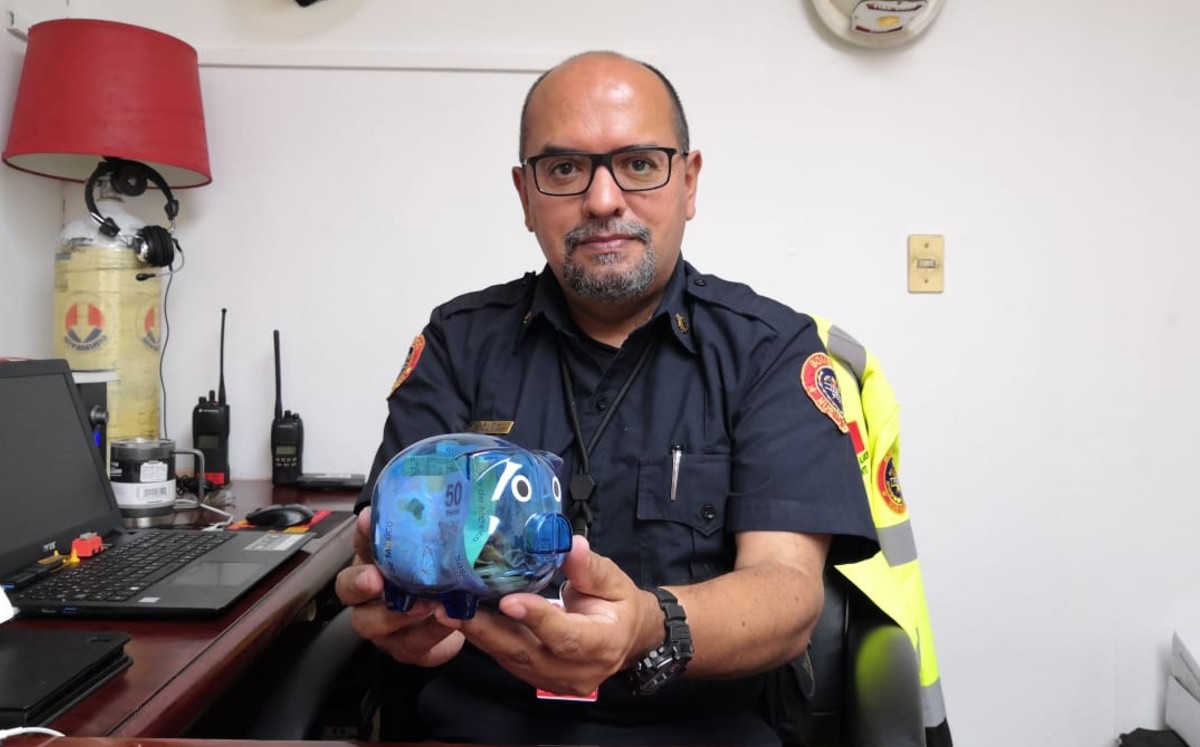 Niña dona sus ahorros de un año a estación de Bomberos de Nuevo León; la están buscando