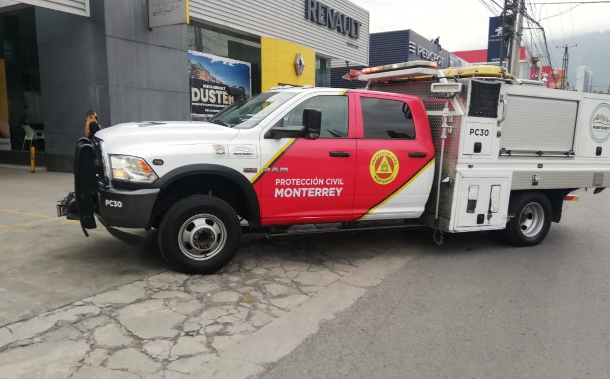 Cae trabajador desde 6 metros de altura en agencia automotriz de la colonia Obispado