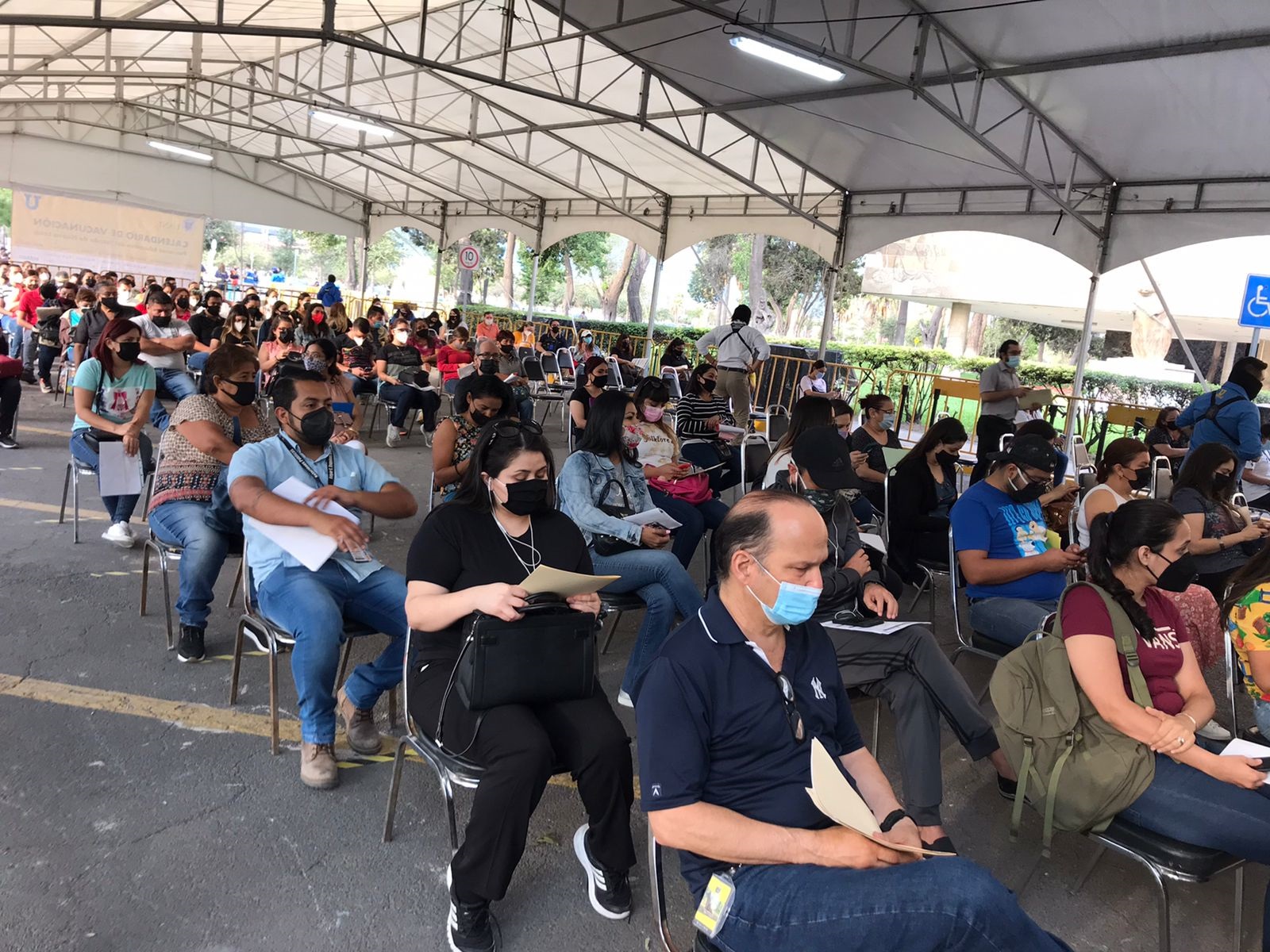 Maestros acuden a vacunarse contra el Covid-19 en Nuevo León 