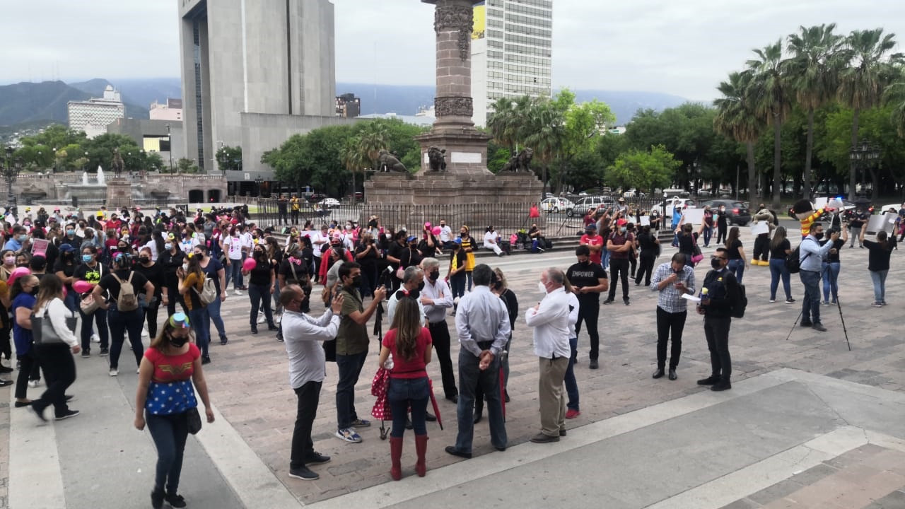 Maestros de Cendis protestan por falta de pago