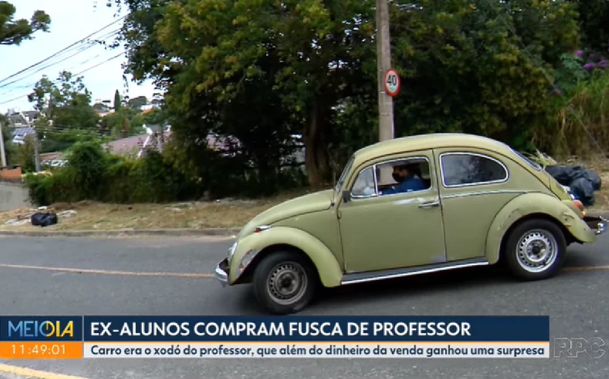 Por problemas económicos, profesor de Brasil vende su auto y sus ex alumnos se lo regresan