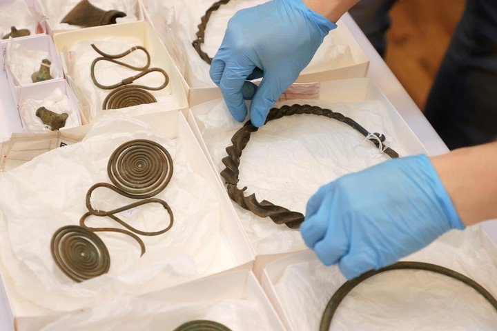 Hombre que caminaba en bosque encontró un tesoro con joyas y reliquias de más de 2.500 años
