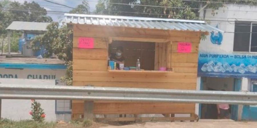 Joven emprende negocio de raspados con su beca Benito Juárez para ayudar a su familia 
 