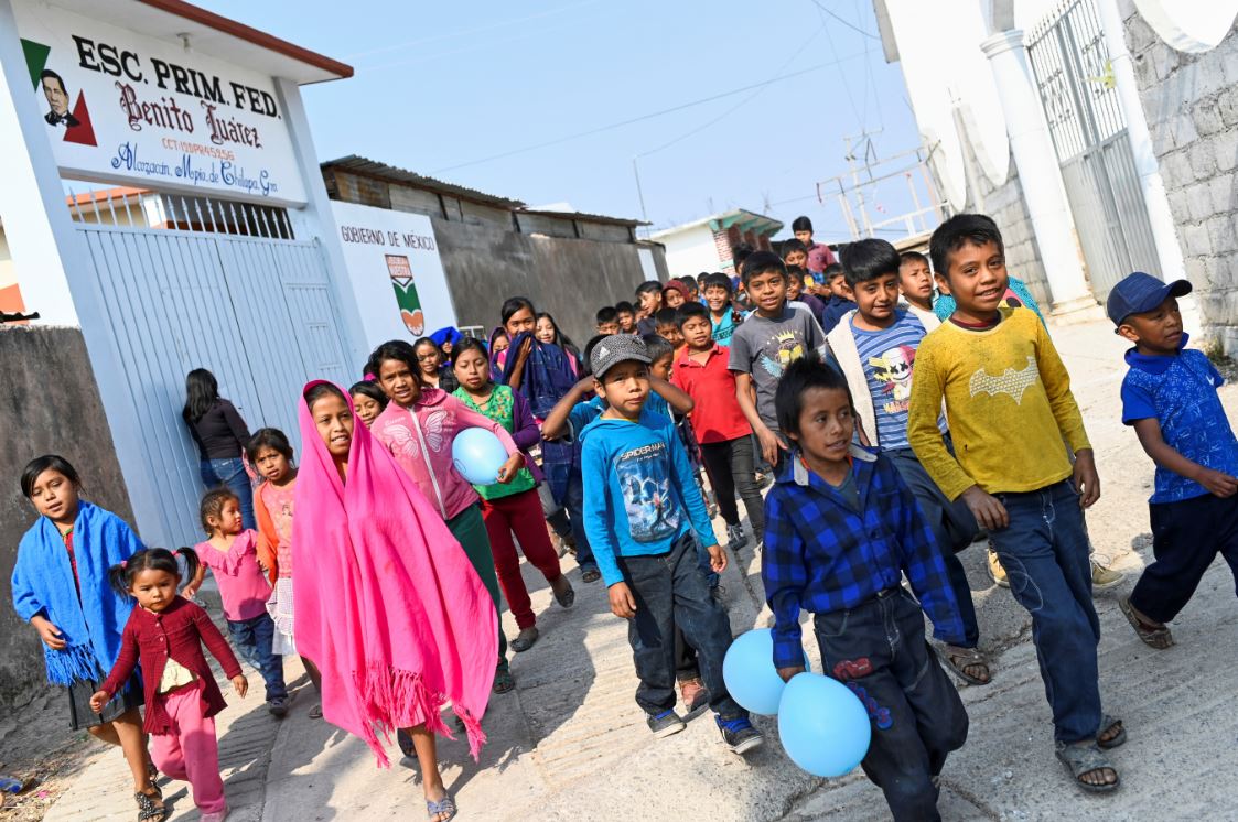 Con globos y juguetes, protestan niños en calles de Guerrero para exigir alto a la violencia