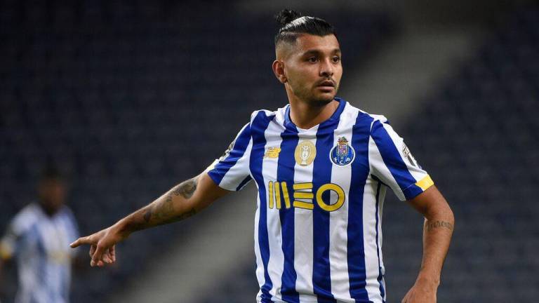 'Tecatito' Corona sale lesionado ante el Famaliçao y enciende las alarmas en el Porto
