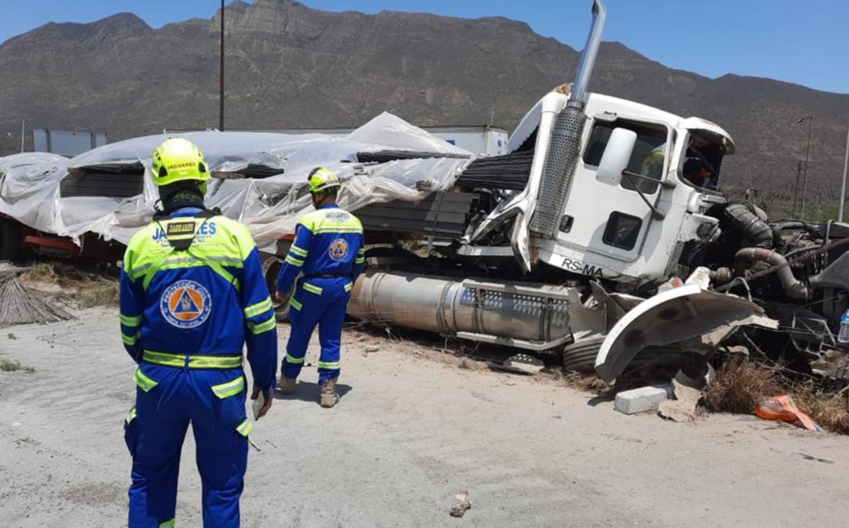 Vuelca tráiler tras quedarse sin frenos en la Carretera Saltillo-Monterrey