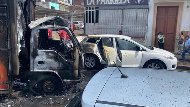 Civiles armados queman vehículos para bloquear carreteras en Michoacán