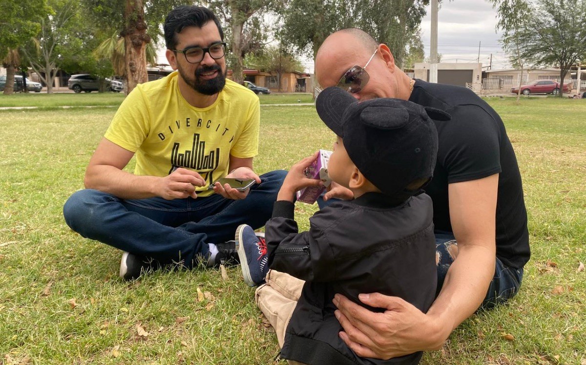 Tras cuatro años de obstáculos, primera pareja gay que se casó en BC adopta a un niño