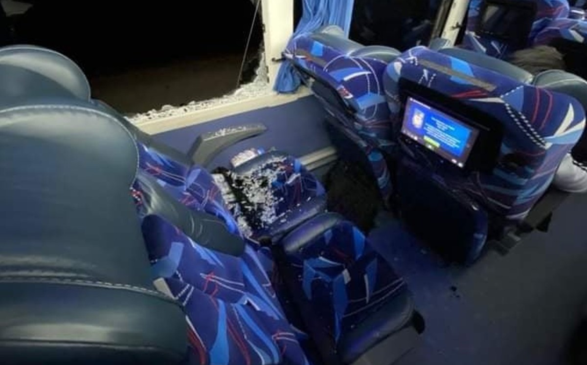 Tras discusión, hombre se lanza de autobús en movimiento y muere atropellado 
