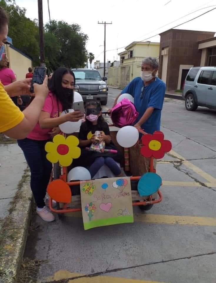 ¡Qué tierno! Abuelito adorna triciclo y lleva a su nieta a caravana del Día del Niño