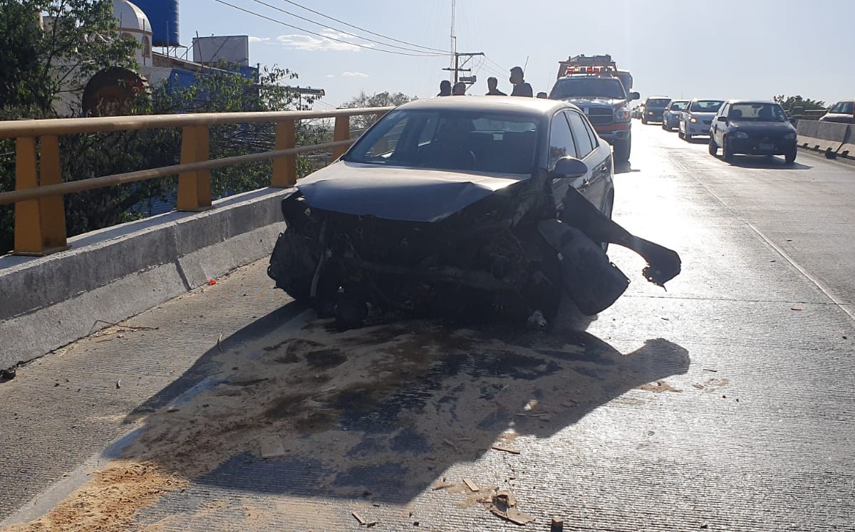 Andar de mirones al ver un accidente les salió caro; se registra accidente de 3 vehículos