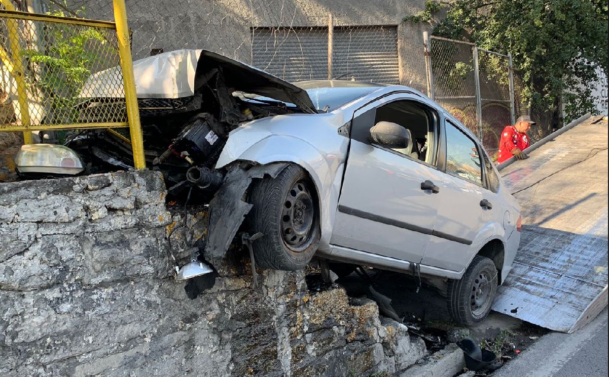 Conductor resulta lesionado tras impactarse contra puente peatonal en Monterrey 