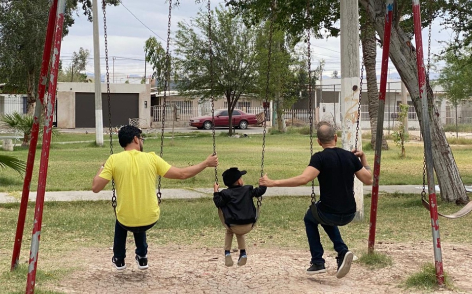 Tras cuatro años de obstáculos, primera pareja gay que se casó en BC adopta a un niño