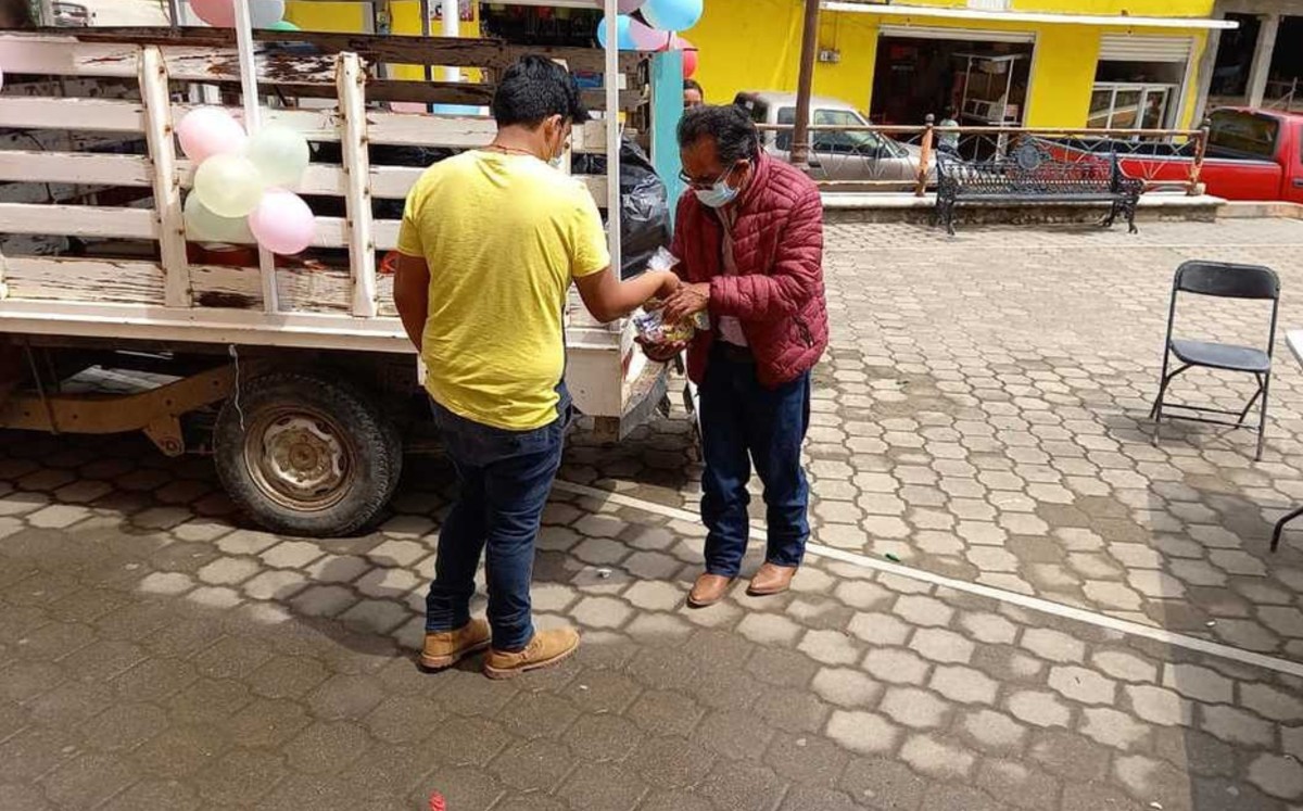 Maestro reparte dulces a sus alumnos en camioneta que usa como aula