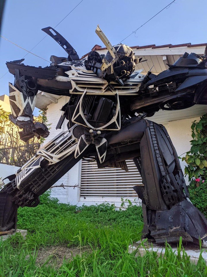 Los Transformers son reales y viven en una increíble casa