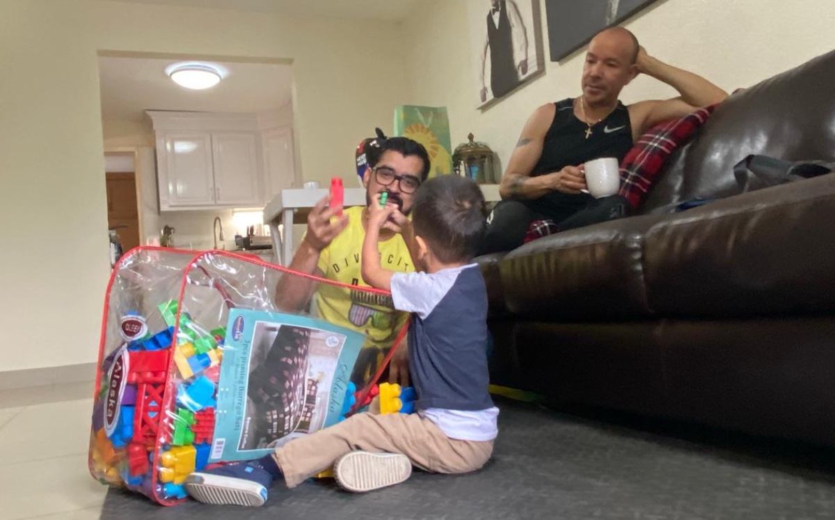Tras cuatro años de obstáculos, primera pareja gay que se casó en BC adopta a un niño