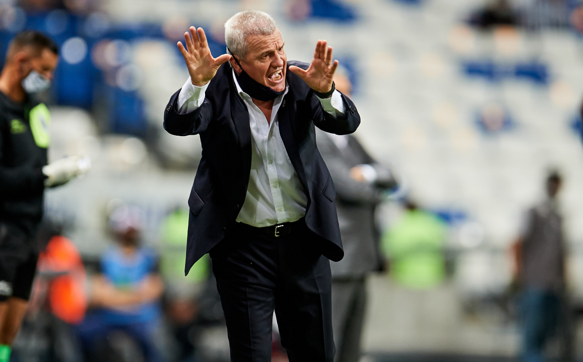 Si abuchean a Hugo, nos abuchean a todos: Javier Aguirre