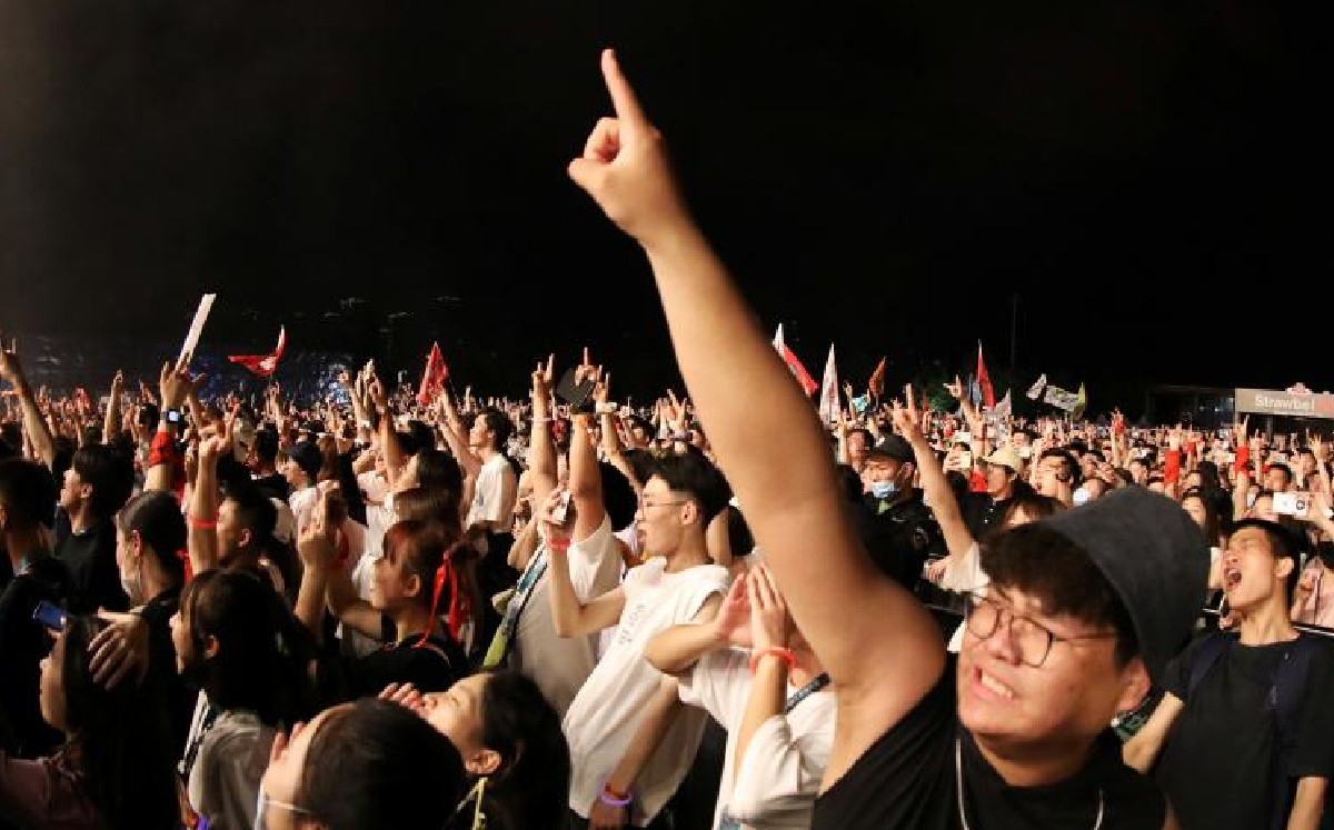 Wuhan, ciudad originario del Covid-19, celebra festival de música con miles de asistentes sin cubrebocas