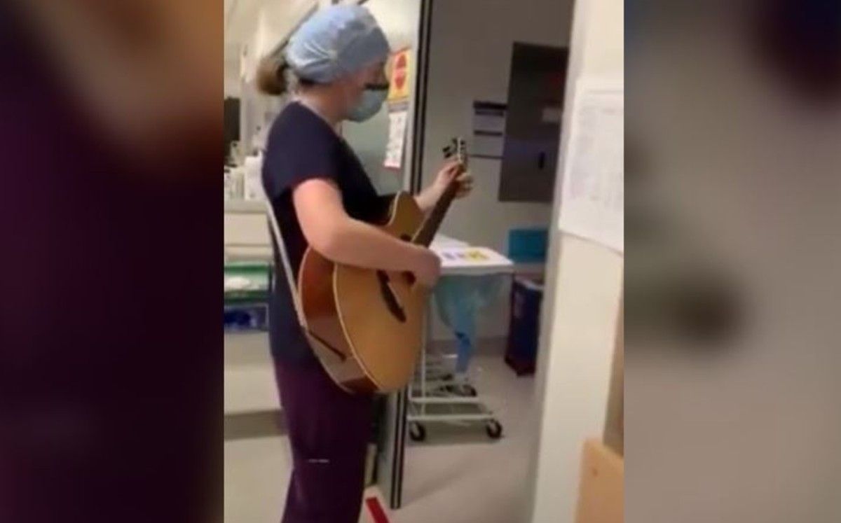 Enfermera canta a pacientes con Covid-19 para consolarlos y darles compañía