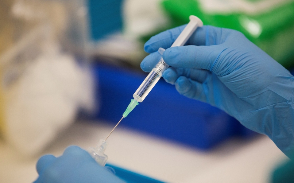 UE analiza aprobar vacuna contra Covid-19 de Pfizer para menores