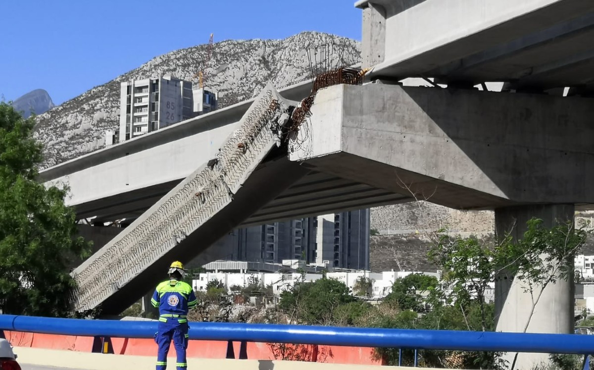 Colapsan dos vigas de paso elevado sobre avenida Morones Prieto